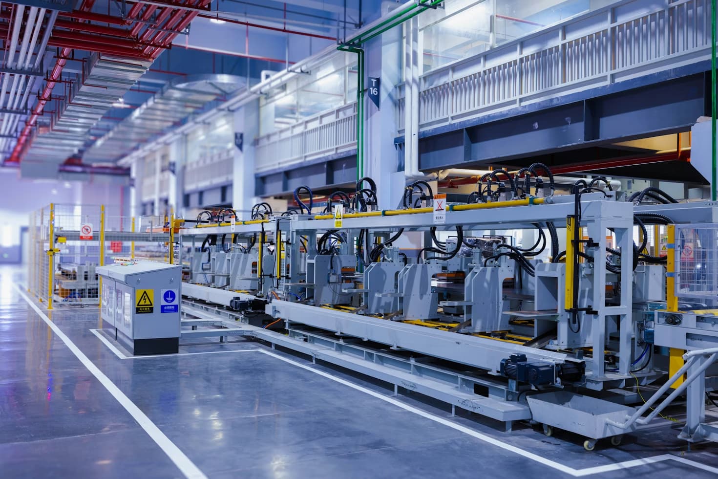Línea de producción industrial automatizada en operación
