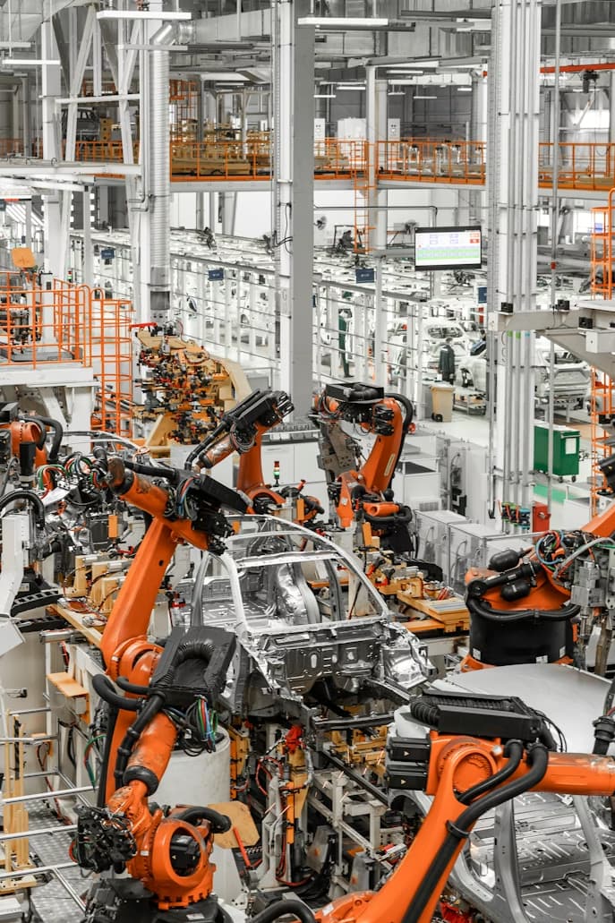 Celda robotizada de ensamble de maquinaria industrial dentro de una planta de manufactura